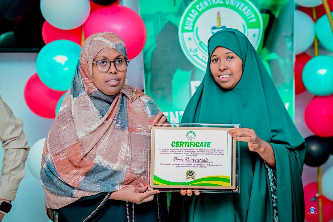 Ardayda Burco Central University Collage oo Maamustay Macalimiintooda.